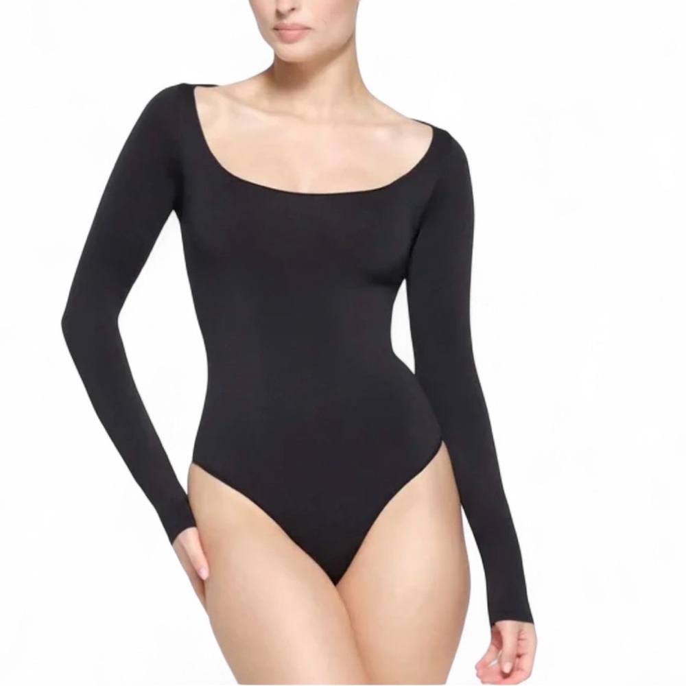 SKIMS *NWT ESSENTIAL BODYSUITS
LONG SLEEVE SCOOP NECK BODYSUIT | COLOR: ONYX